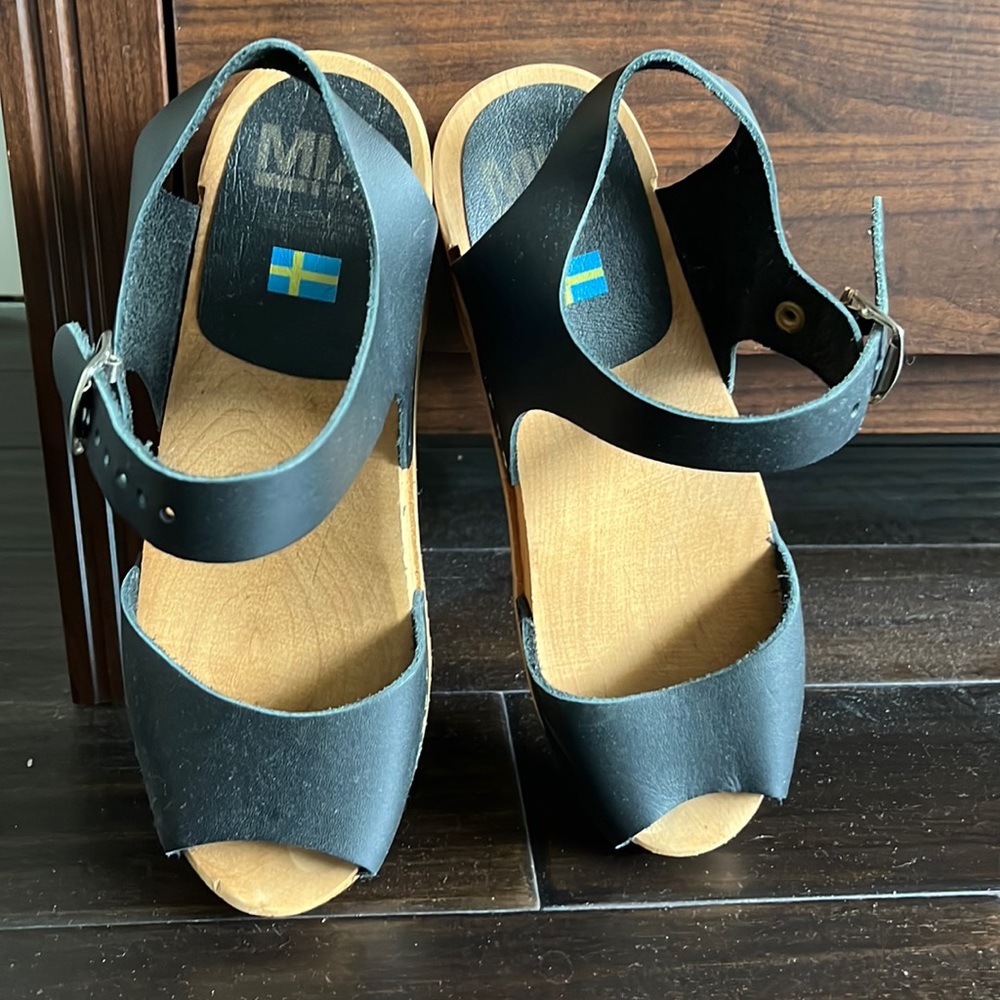 Size 8. Great condition.
